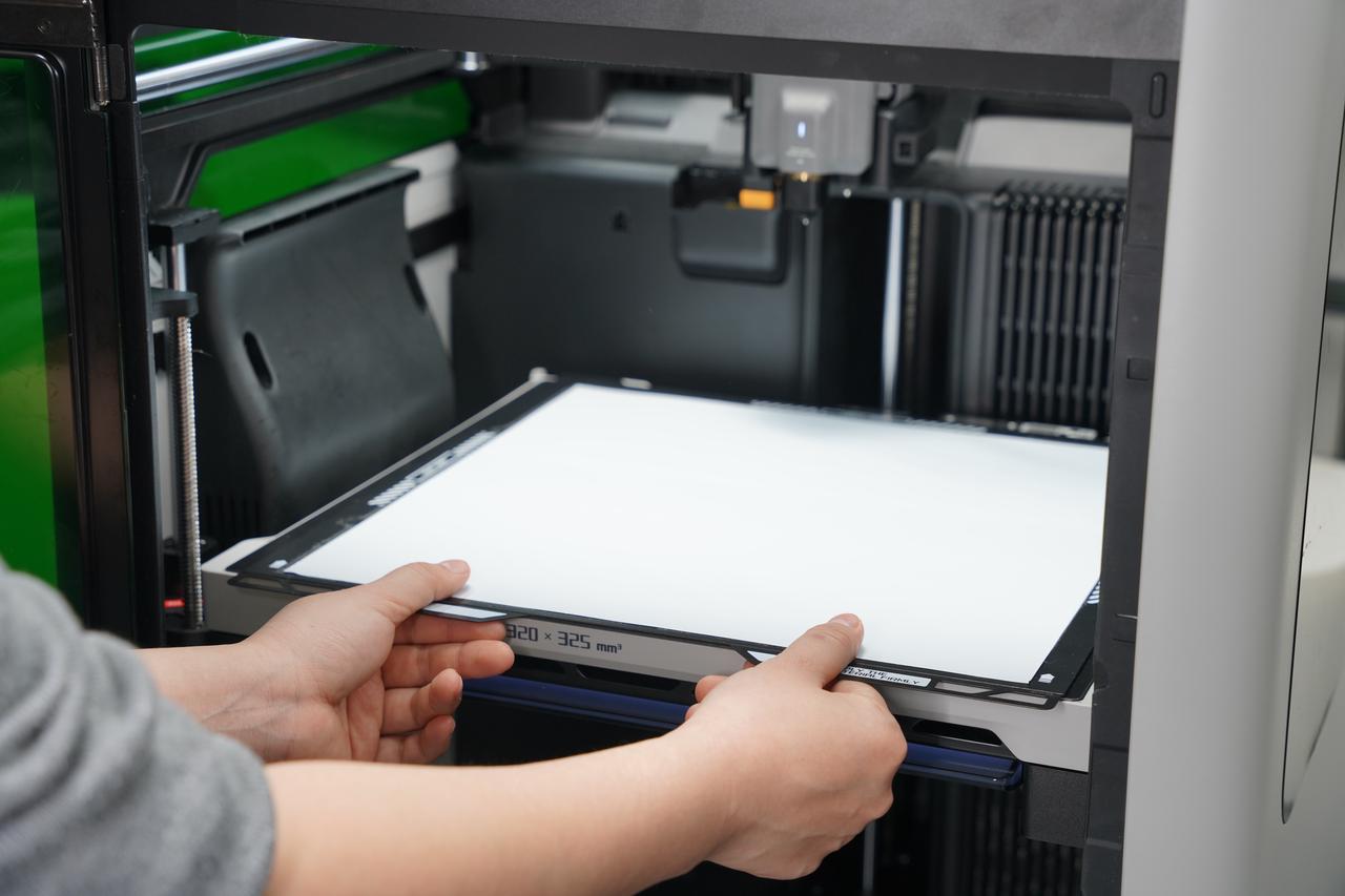 Place the mat on the heatbed and prepare for cutting.